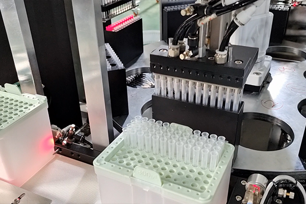 吸头自动塞芯装盒机的应用与优势